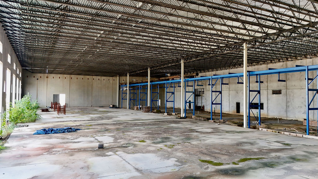 Open industrial hall with high roof trusses