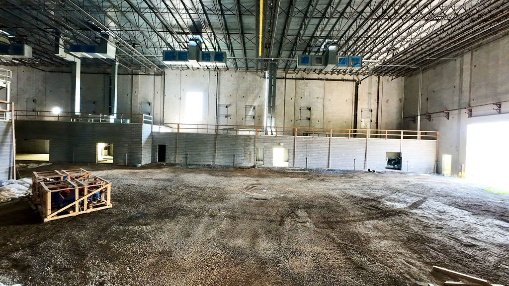 Spacious interior with elevated perimeter platform