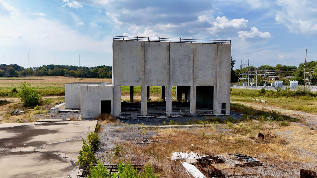 Tall industrial building with multiple access openings
